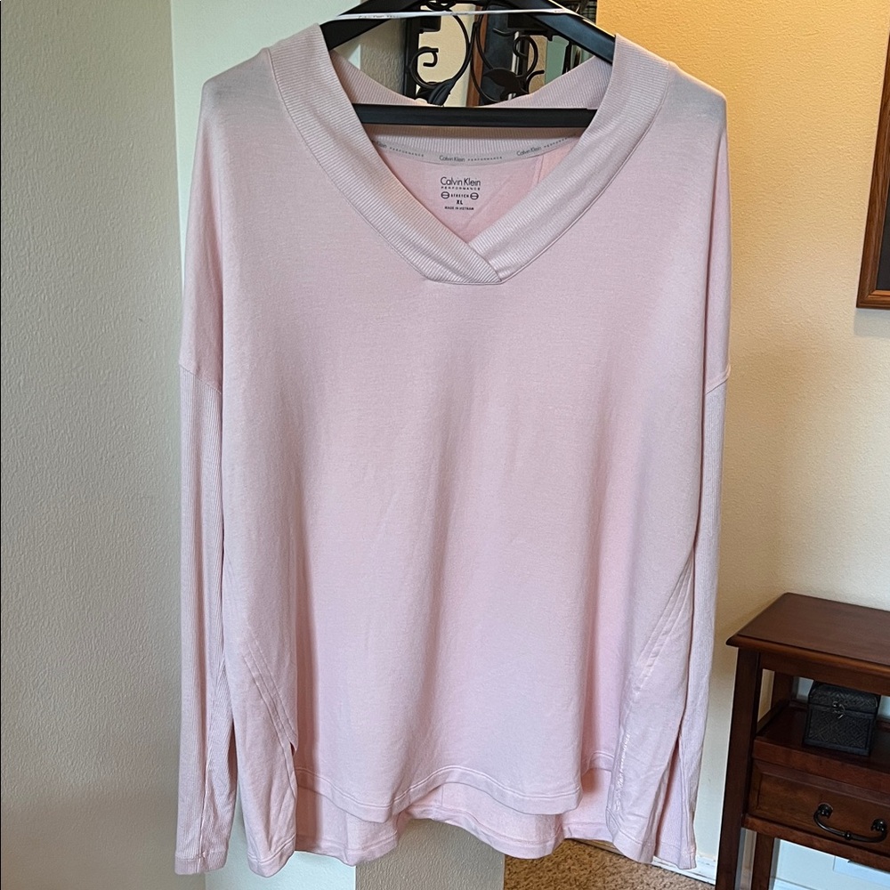 Calvin Klein Women's Light Pink V-Neck Sweatshirt